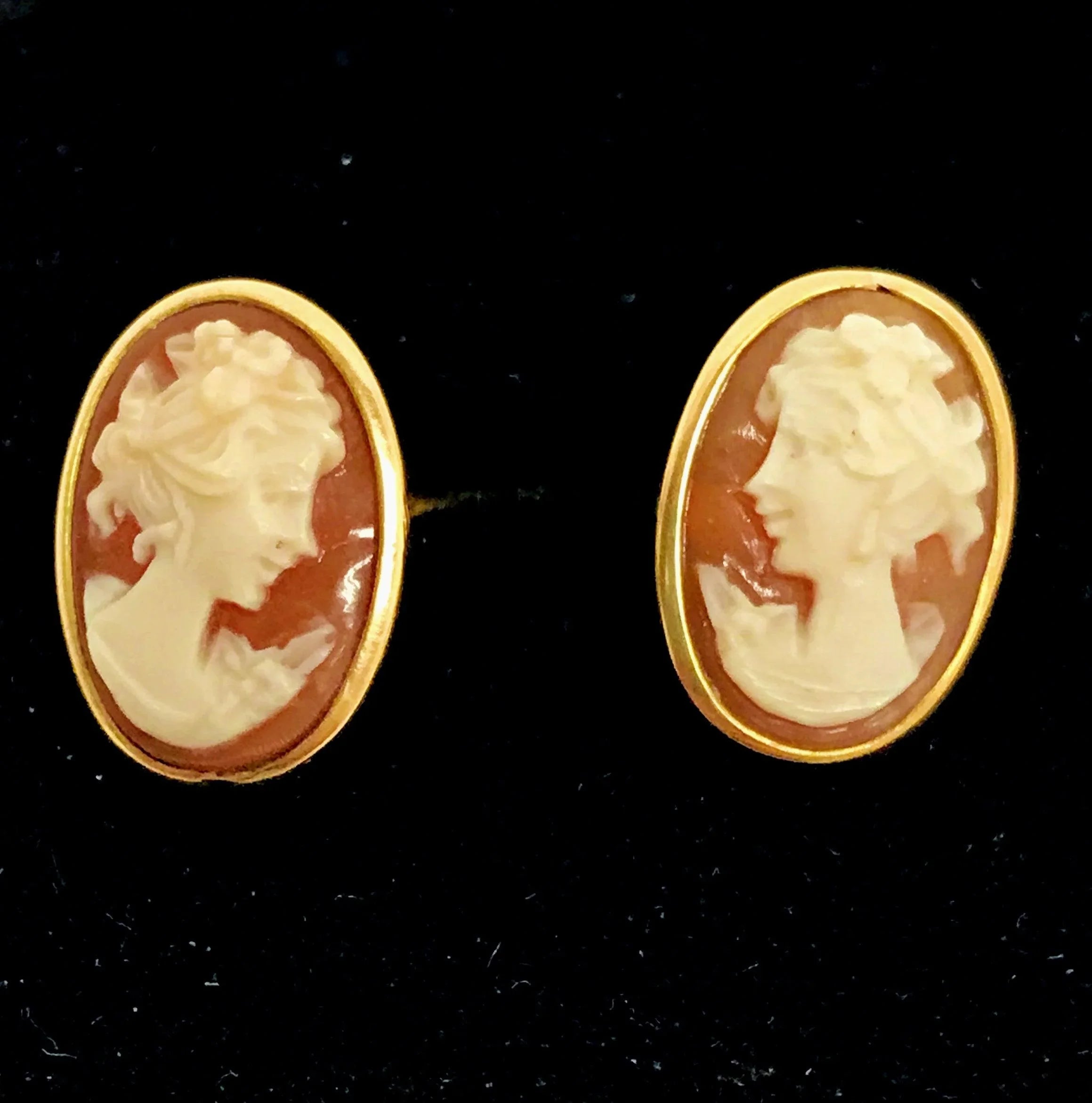Vintage 18K Carved Shell Cameo Pendant Or Brooch Pin and Earrings 