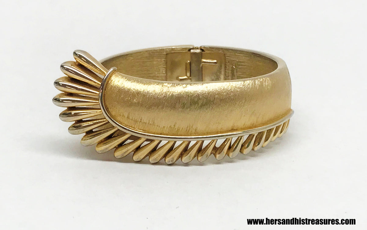 www.hersandhistreasures.com/products/1955-1969-crown-trifari-gold-tone-textured-hinge-bracelet