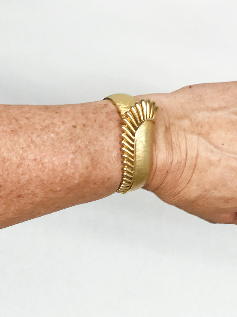 www.hersandhistreasures.com/products/1955-1969-crown-trifari-gold-tone-textured-hinge-bracelet